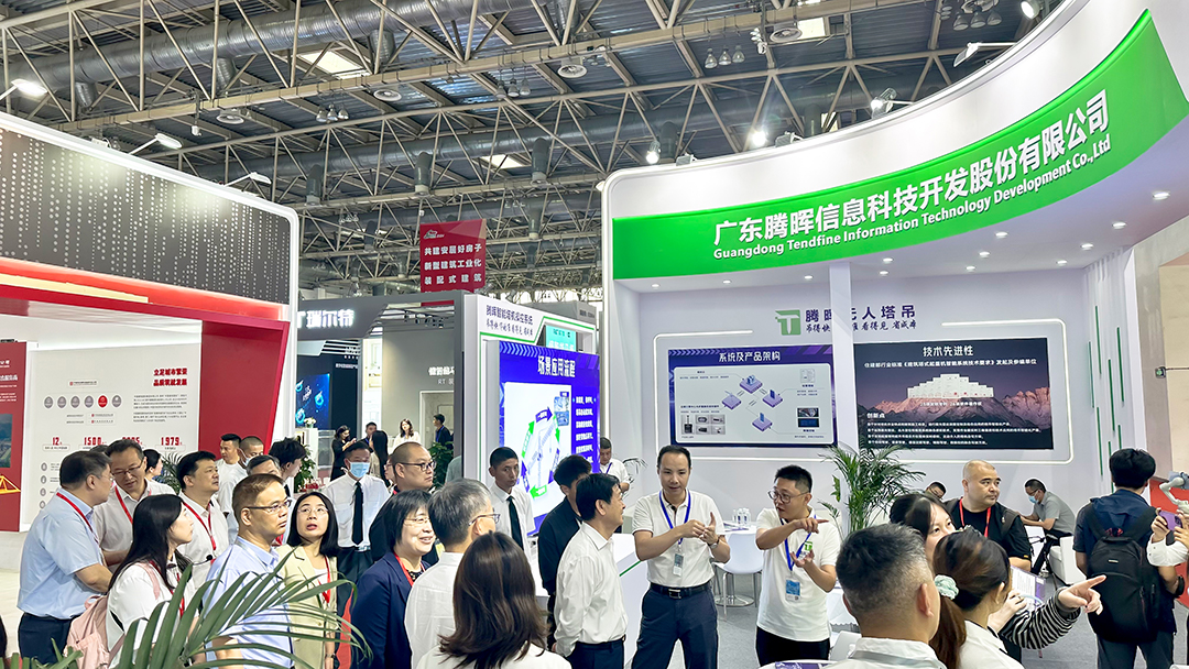 騰暉無(wú)人塔吊亮相第21屆住博會(huì)，姜萬(wàn)榮副部長(zhǎng)、肖緒文院士等多位領(lǐng)導(dǎo)專(zhuān)家蒞臨展位指導(dǎo)交流，以顛覆式創(chuàng)新助力行業(yè)發(fā)展獲點(diǎn)贊